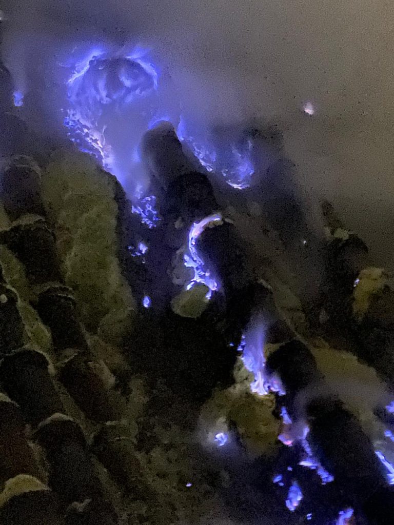 Mengejar Api Biru Setelah Senja