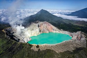 Berjalan di Antara Api Biru dan Danau Asam di Kawah Ijen