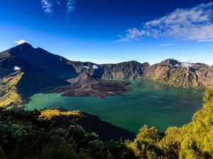 Trek Panjang Gunung Rinjani Menuju Negeri di Atas Awan
