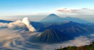 Volcano Walk Gunung Bromo: Menyusuri Lautan Pasir Menuju Kawah Aktif