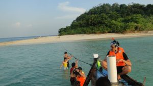Menapaki Pulau-Pulau Kecil di Bayang Anak Krakatau