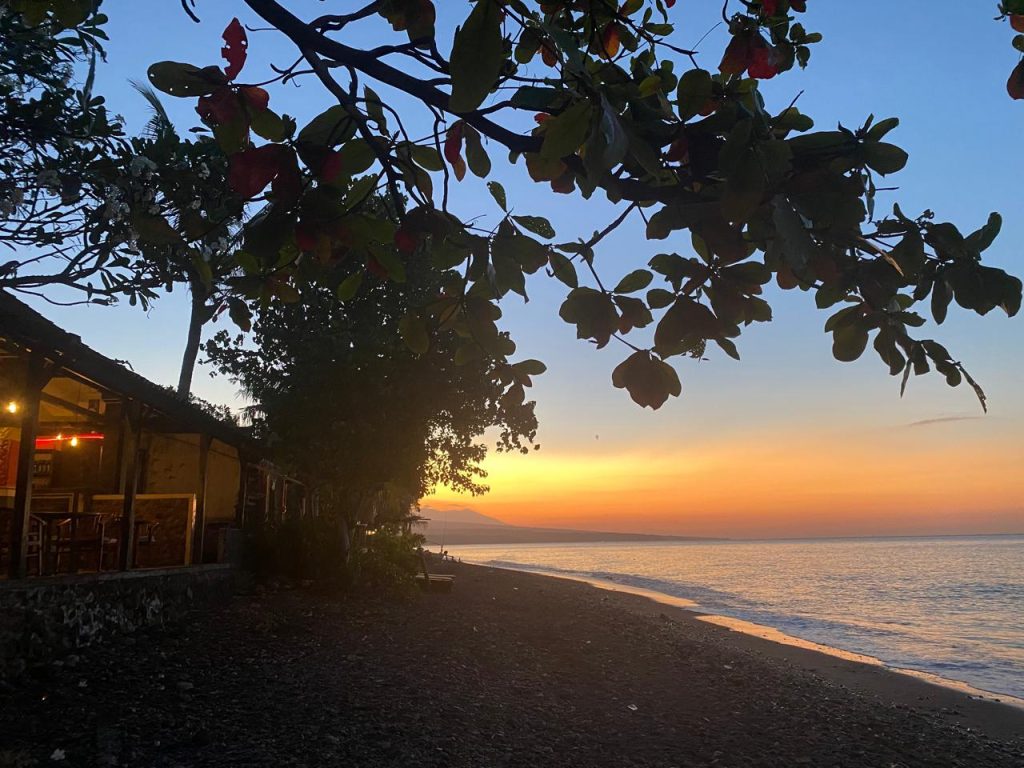 Jemeluk, Pantai Berbatu dengan Latar Gunung Agung
