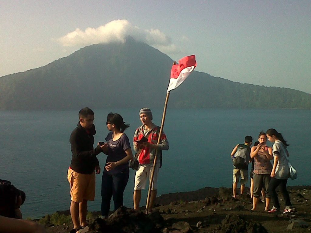 Dari punggung Anak Krakatau kita bisa menyaksikan Gunung Krakatau yang kokoh berdiri di tengah perairan Selat Sunda. Foto: ariyanto/walkingindonesia.com